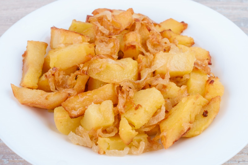 Картофель отварной, обжаренный с луком фри - KUMIR