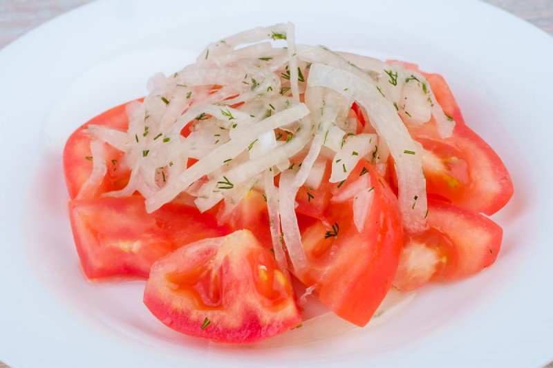Салат из помидоров с луком и маслом - KUMIR