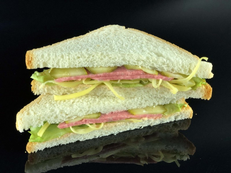 Сэндвич с колбасой полукопчёной - KUMIR