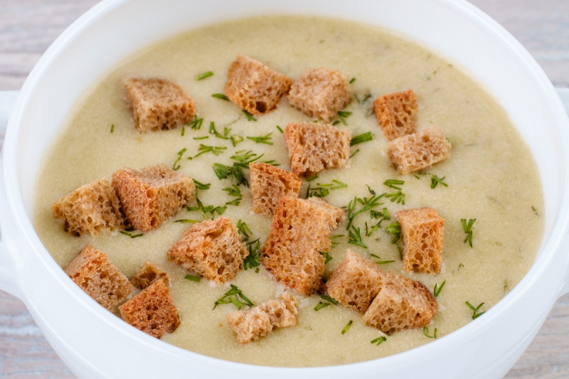 Суп-пюре со шпинатом и ржаными гренками - KUMIR