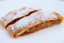 Штрудель яблочный с сахарной пудрой