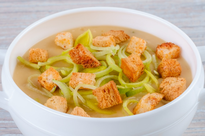 Гороховый крем-суп с луком пореем и гренками - KUMIR