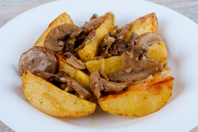 Картофель жареный с грибами и луком по-деревенски - KUMIR