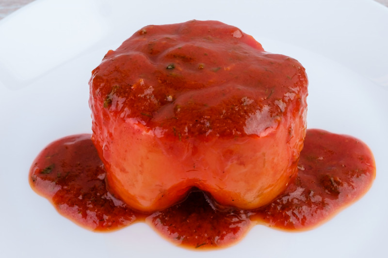 Перец, фаршированный мясом с соусом - KUMIR