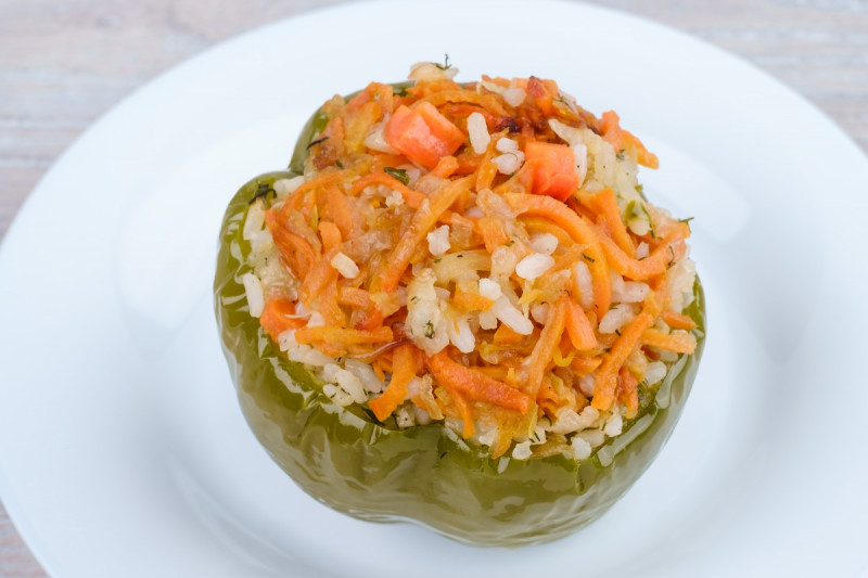 Перец, фаршированный рисом и овощами с томатным соусом - KUMIR
