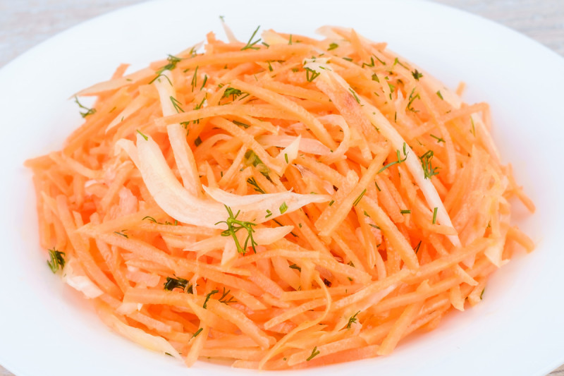 Салат из моркови и капусты кольраби - KUMIR