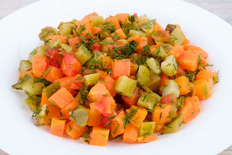 Салат из огурцов маринованных и моркови - KUMIR