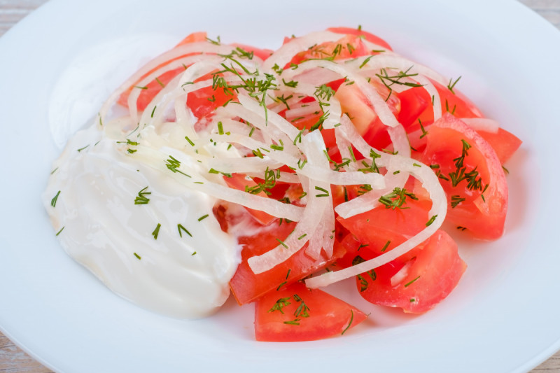 Салат из помидоров с луком и сметаной - KUMIR