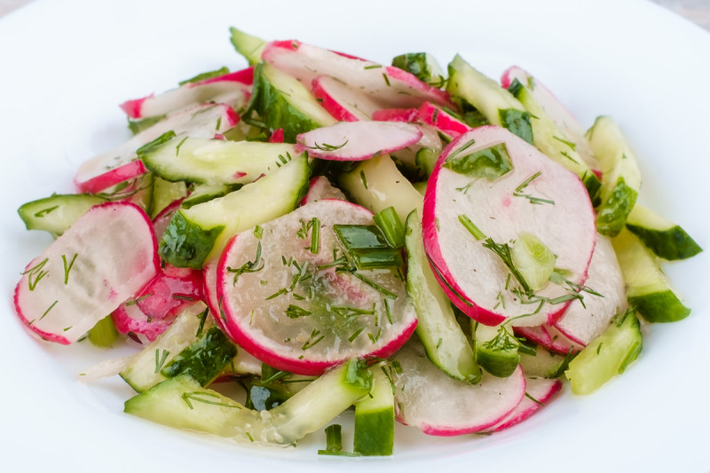 Салат из редиса с огурцом и маслом растительным - KUMIR