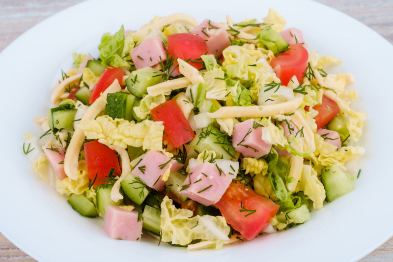 Салат из свежих овощей с сыром и ветчиной - KUMIR