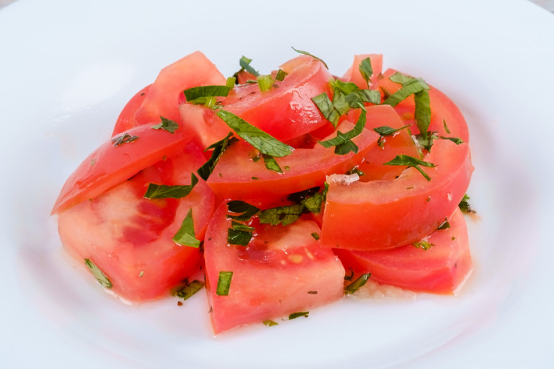 Салат из помидоров с кинзой - KUMIR