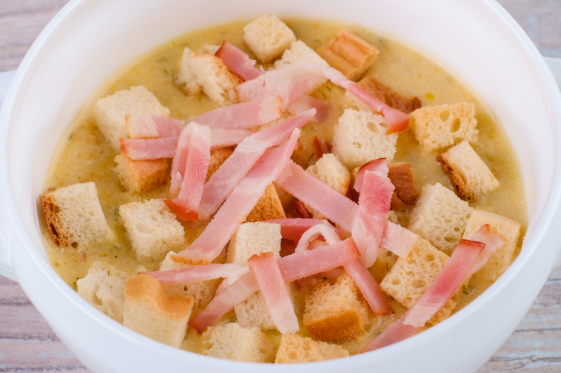 Суп сырный с беконом и гренками - KUMIR